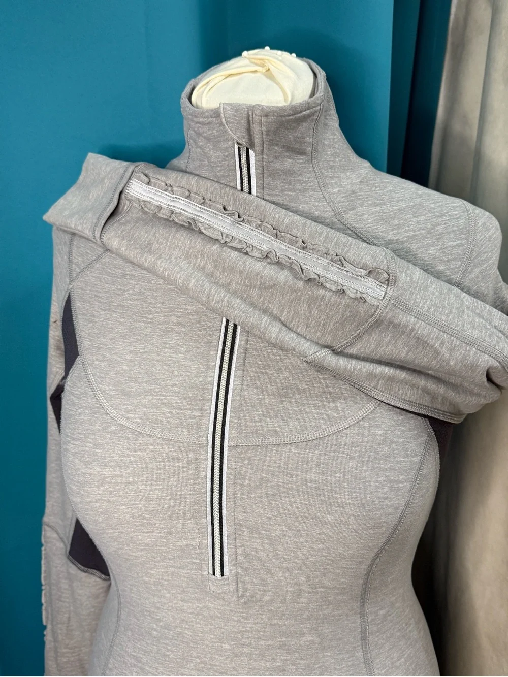 Vintage lululemon Run: Dash Pullover | 2010 | Size 6 | Static Ash/Coal